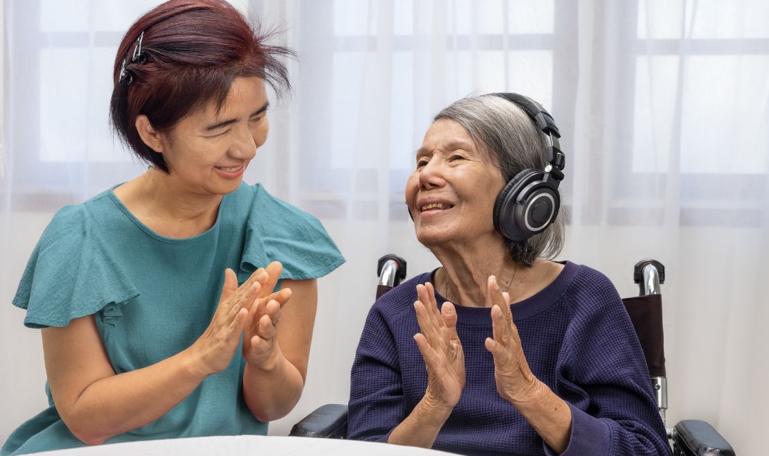 Benefits of Music Therapy for Seniors in a Skilled Nursing Facility
